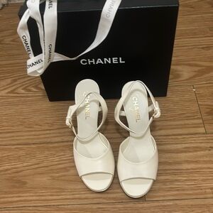 1️⃣5️⃣0️⃣0️⃣brand new Authentic Chanel sandals